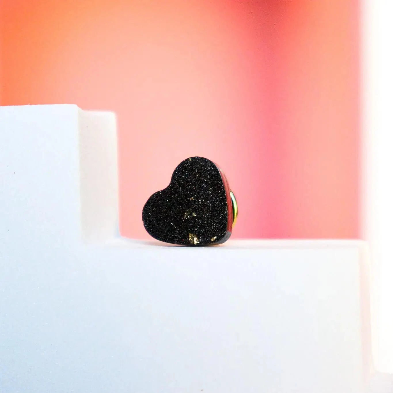 Mini Pin's coeur noir à feuille d'or - Autours Madame